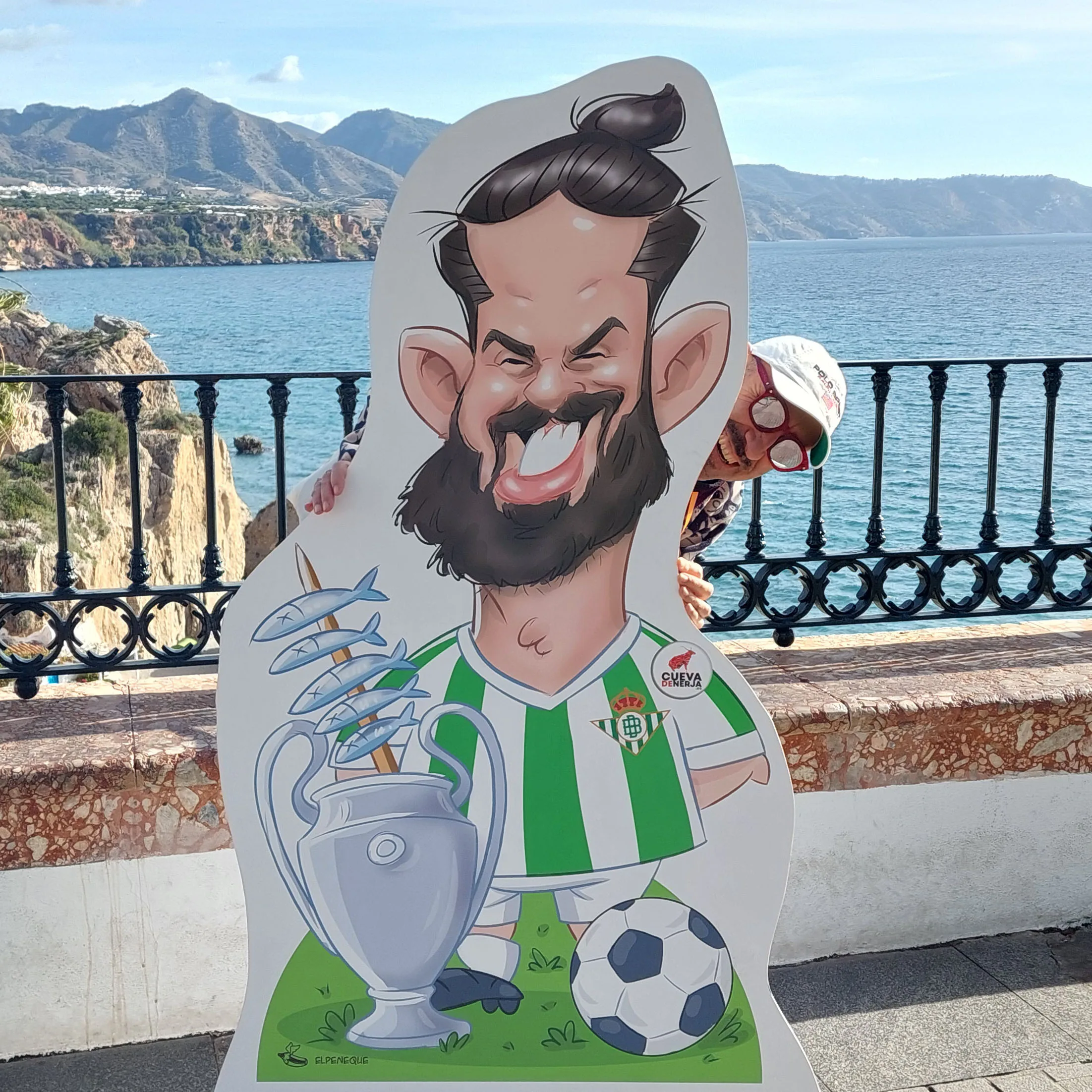 caricatura gigante de isco alarcon en nerja de elpeneque